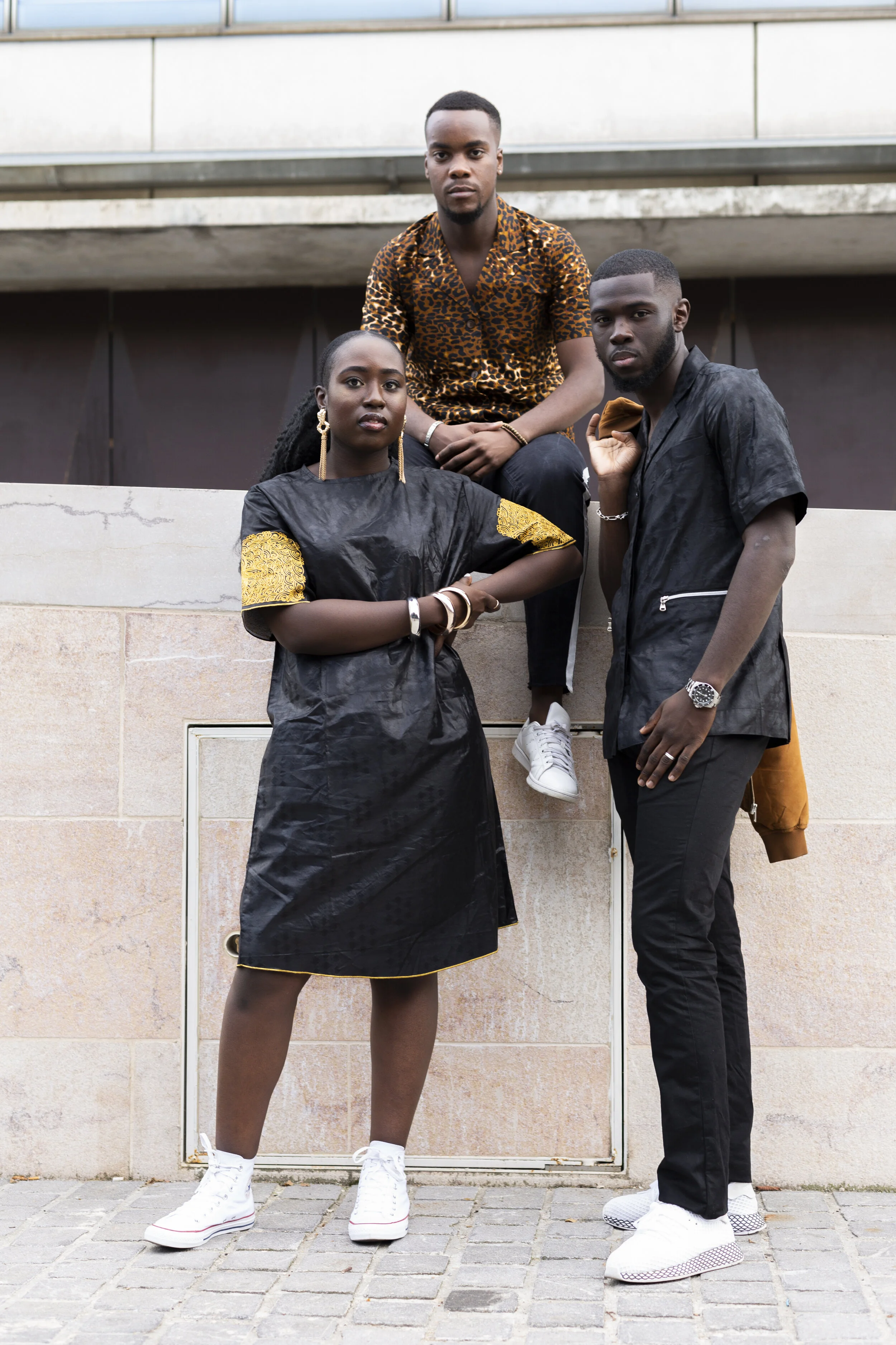 Robe brodée “Dar Salam”, chemises “Hamdallaye” et “Dar Salam”