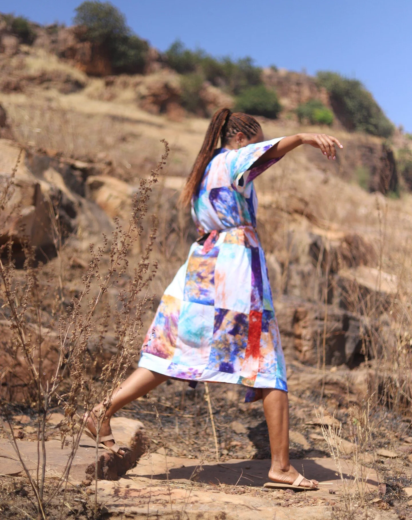 Collection Yala &bull; KIMONO/ROBE R&Eacute;VERSIBLE YALA

Fabriqu&eacute;e avec du voile de coton et teint &agrave; la main au Mali, le kimono/robe met en valeur pas moins de 4 couleurs sur le m&ecirc;me tissu.

C'est une robe kimono qui arrive &agr