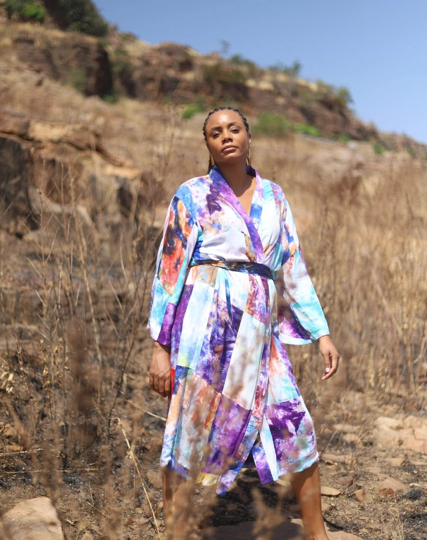 Collection Yala &bull; KIMONO/ROBE R&Eacute;VERSIBLE YALA

Fabriqu&eacute;e avec du voile de coton et teint &agrave; la main au Mali, le kimono/robe met en valeur pas moins de 4 couleurs sur le m&ecirc;me tissu.

C'est une robe kimono qui arrive &agr