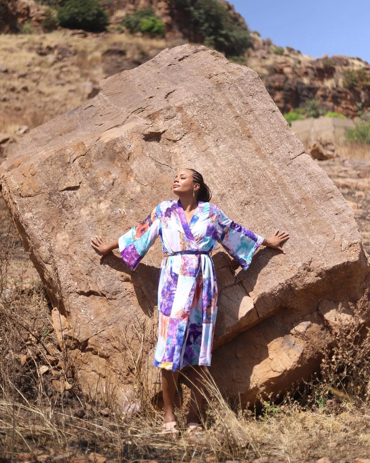 Collection Yala &bull; KIMONO/ROBE R&Eacute;VERSIBLE YALA

Fabriqu&eacute;e avec du voile de coton et teint &agrave; la main au Mali, le kimono/robe met en valeur pas moins de 4 couleurs sur le m&ecirc;me tissu.

C'est une robe kimono qui arrive &agr