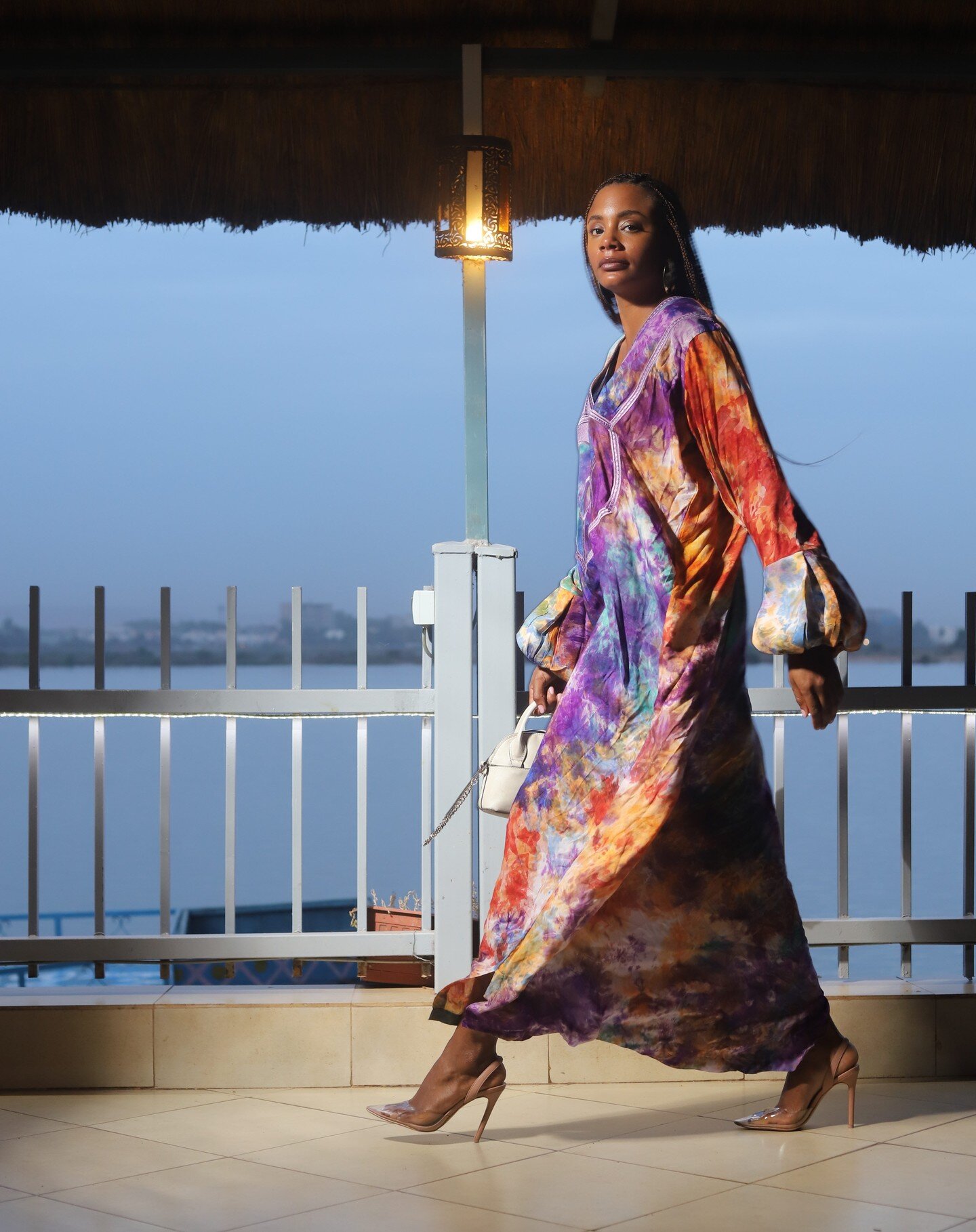 En ce vendredi on vous pr&eacute;sente la ROBE BUBU JUMMAH de la collection Yala

Fabriqu&eacute;e avec du voile de coton et teint &agrave; la main au Mali, la robe met en valeur pas moins de 4 couleurs sur le m&ecirc;me tissu.

C'est une robe longue