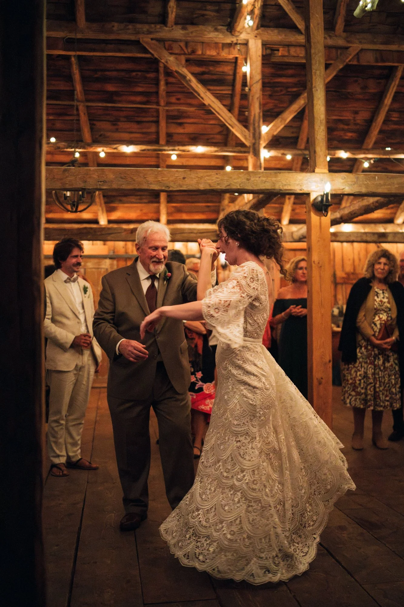 Mike+Kate_Wedding_KylieBStudios_BarnandDancing-23.jpg