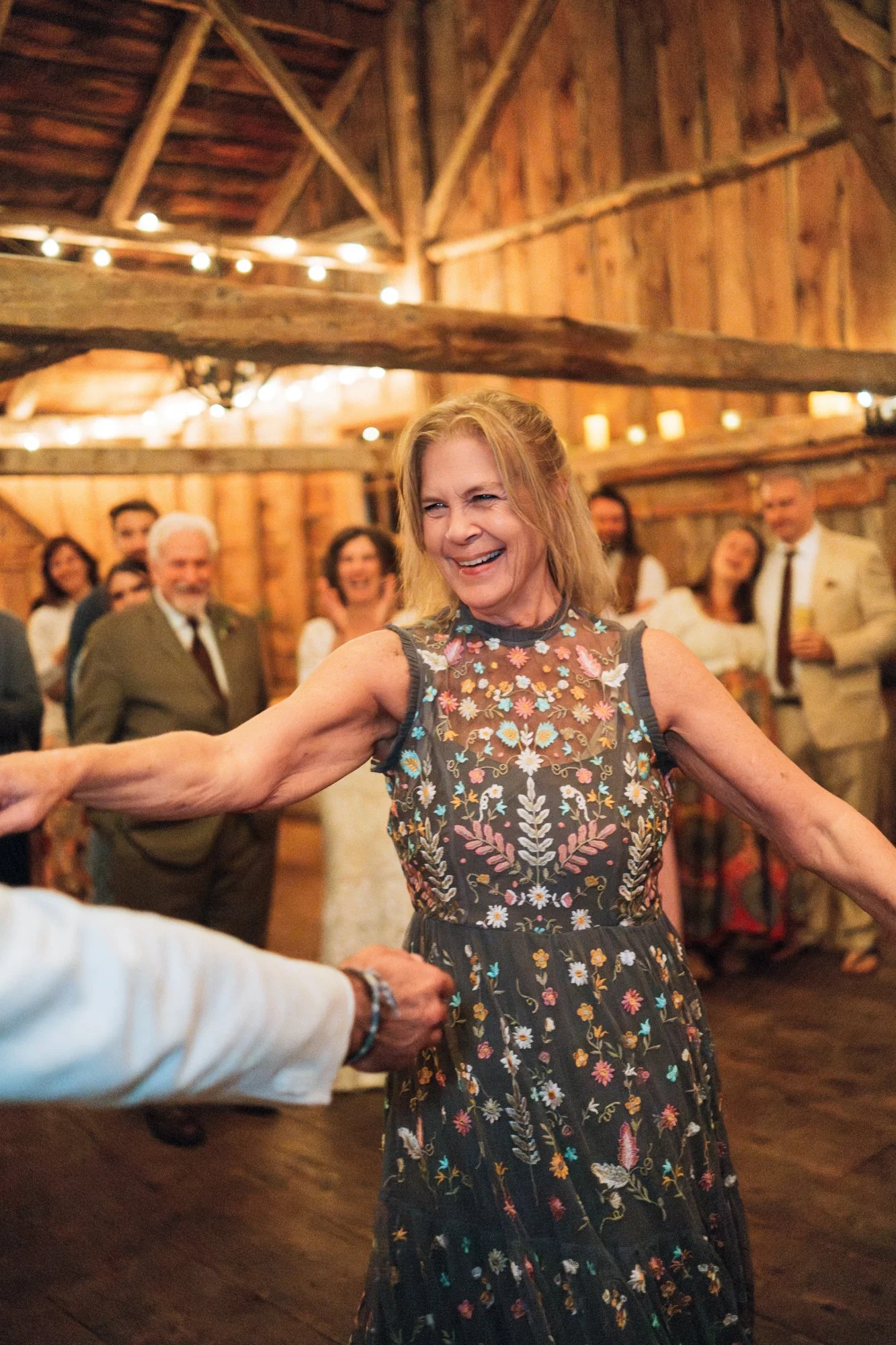 Mike+Kate_Wedding_KylieBStudios_BarnandDancing-38.jpg