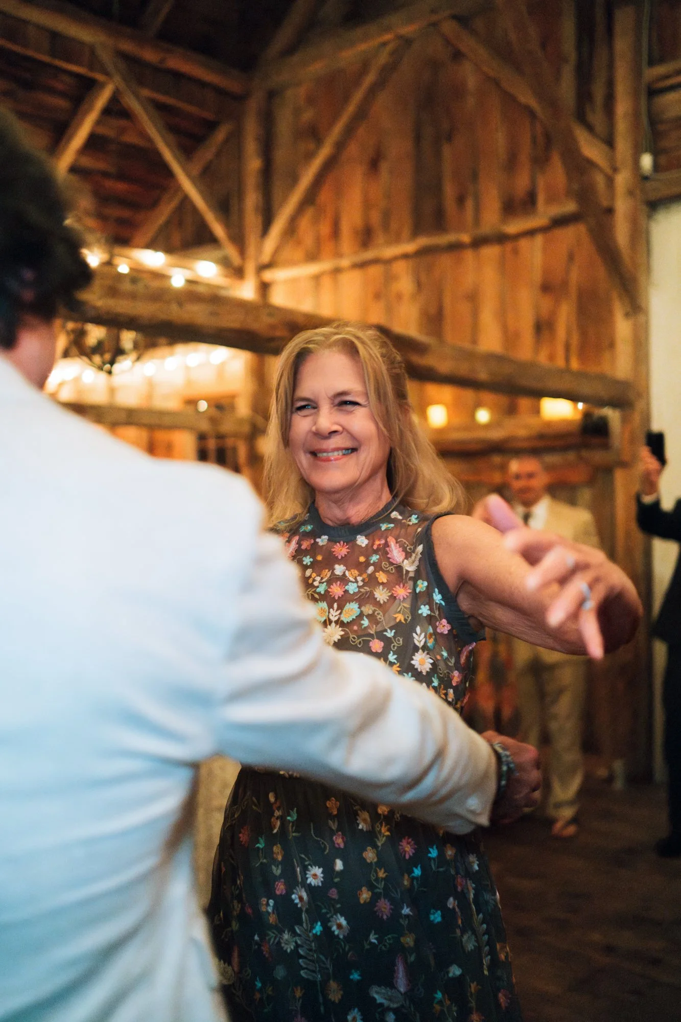 Mike+Kate_Wedding_KylieBStudios_BarnandDancing-40.jpg