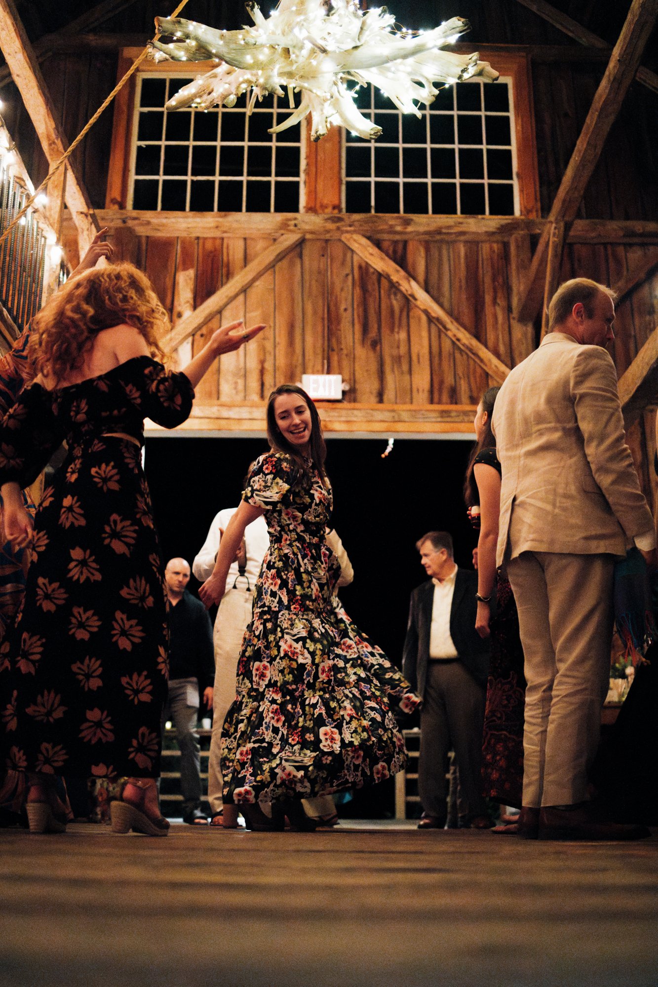 Mike+Kate_Wedding_KylieBStudios_BarnandDancing-187.jpg