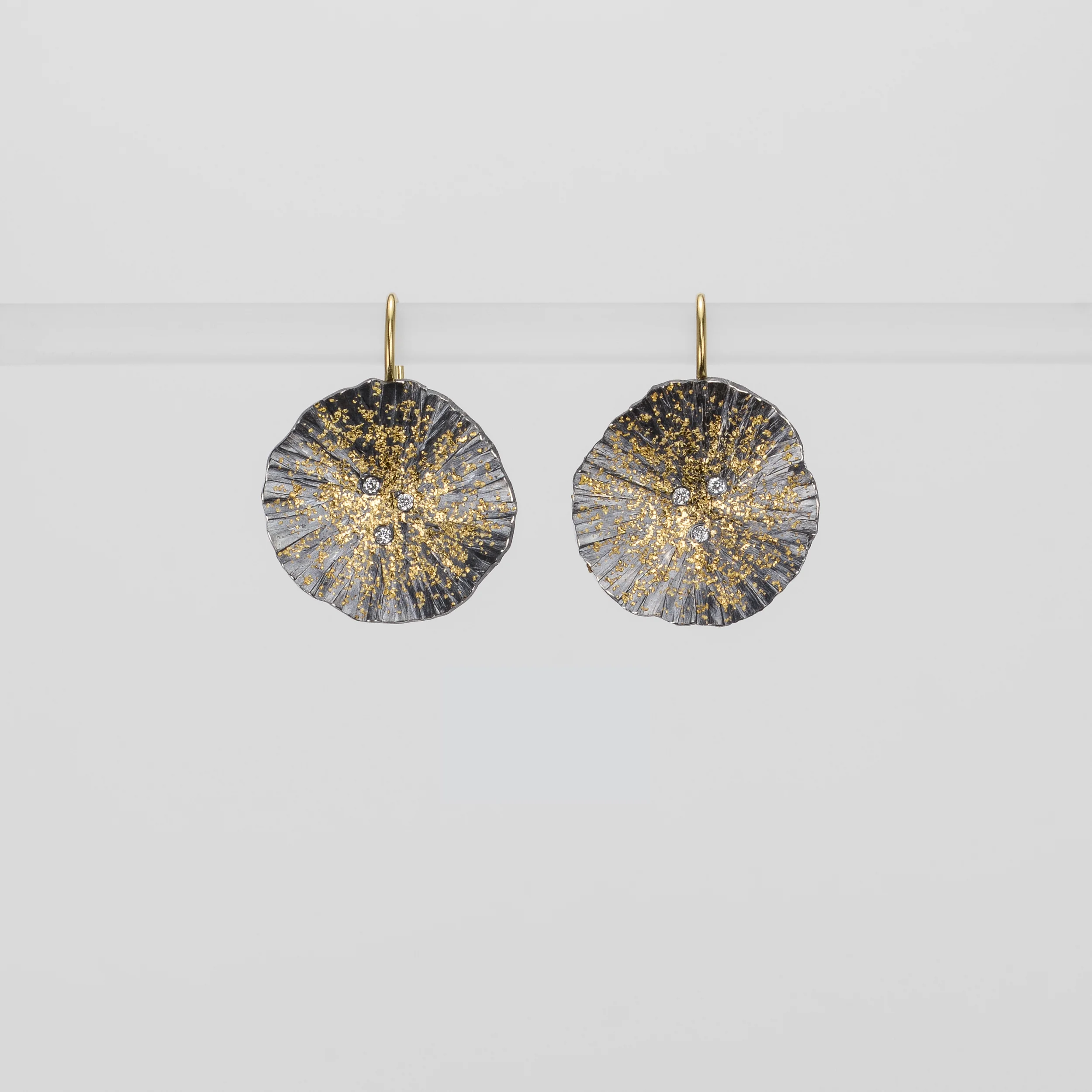 22ky-oxidized-shell-diamond-earrings-t2.jpg