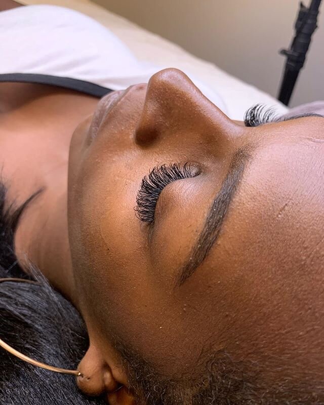 ⒽⒶⓅⓅⓎ &bull; ⒻⓇⒾⒹⒶⓎ -- here is some lash love for your feed 🤗 &lt;_HybridLashExtensions_&gt; are my favorite to do! They are quite simply the most customizable set we offer! With the perfect mix of classic and volume ✨ Let us know if you have any qu