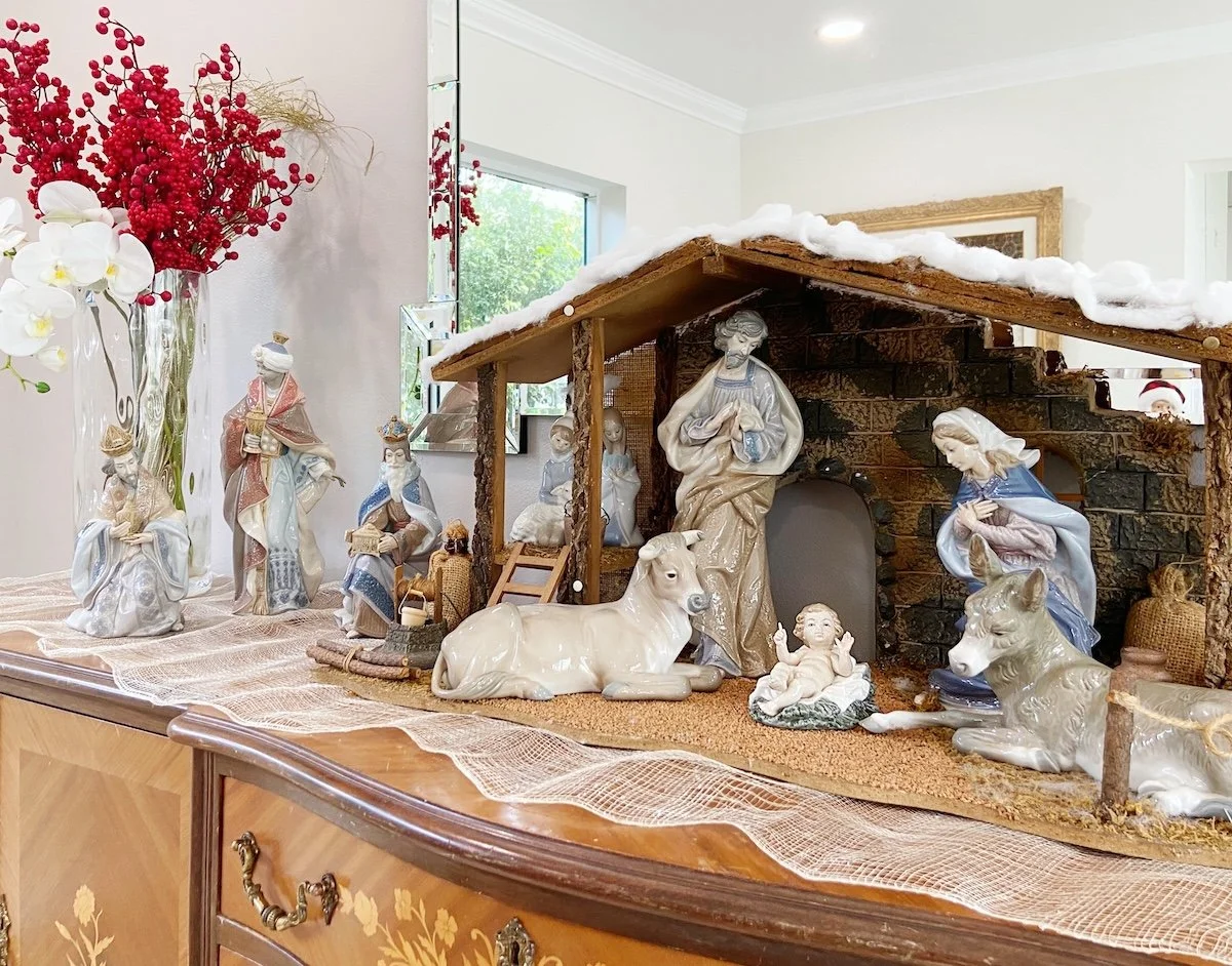 blog4-nativity-scene-on-sideboard.jpg