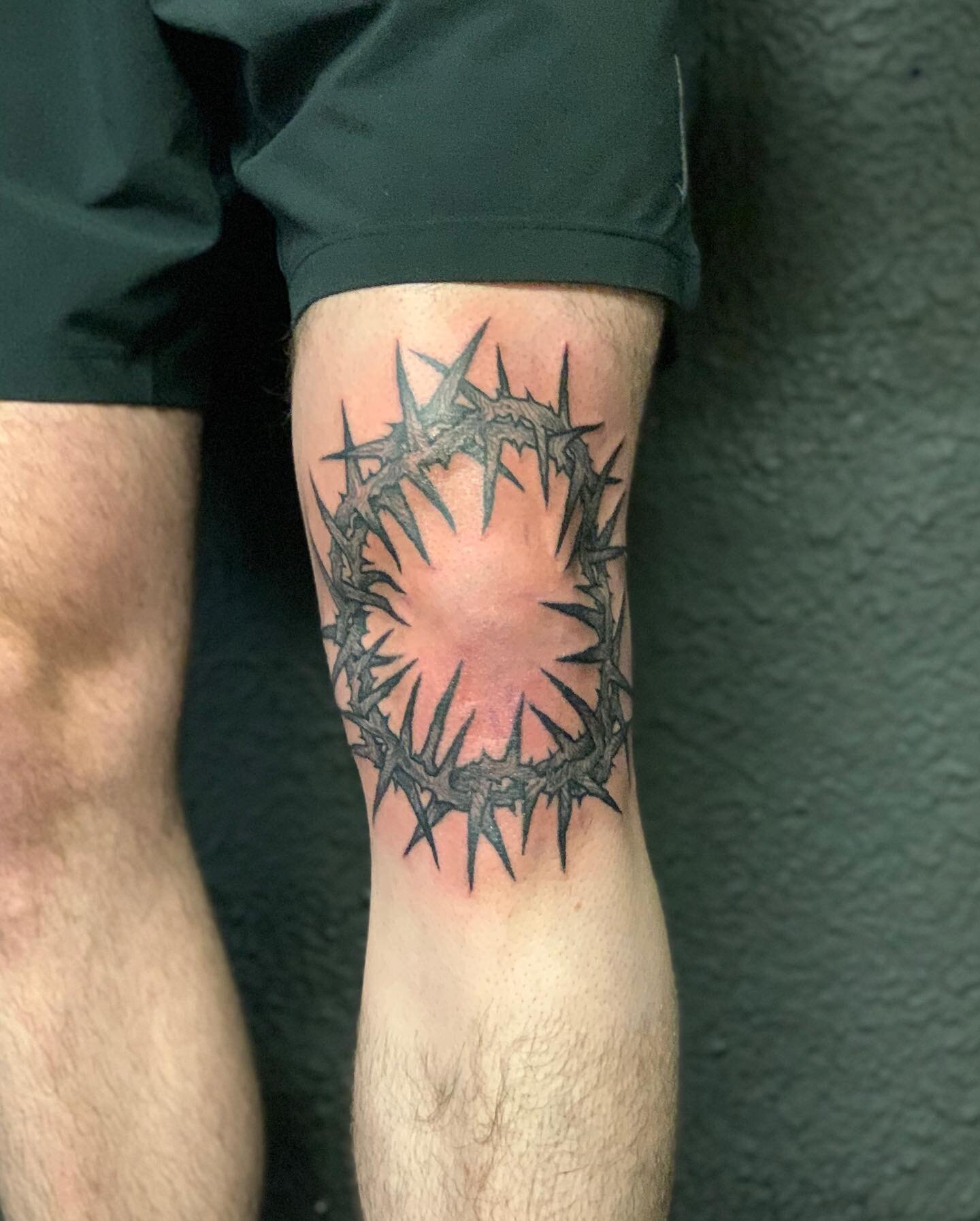 Crown of thorns over the knee! Ouch! Thanks again Andy for the trust! Only his second tattoo🔥 @williamrahmbergtattoos @ragtime_tattoo #stlouis #stlouistattooartist #kneetattoo #thornstattoo