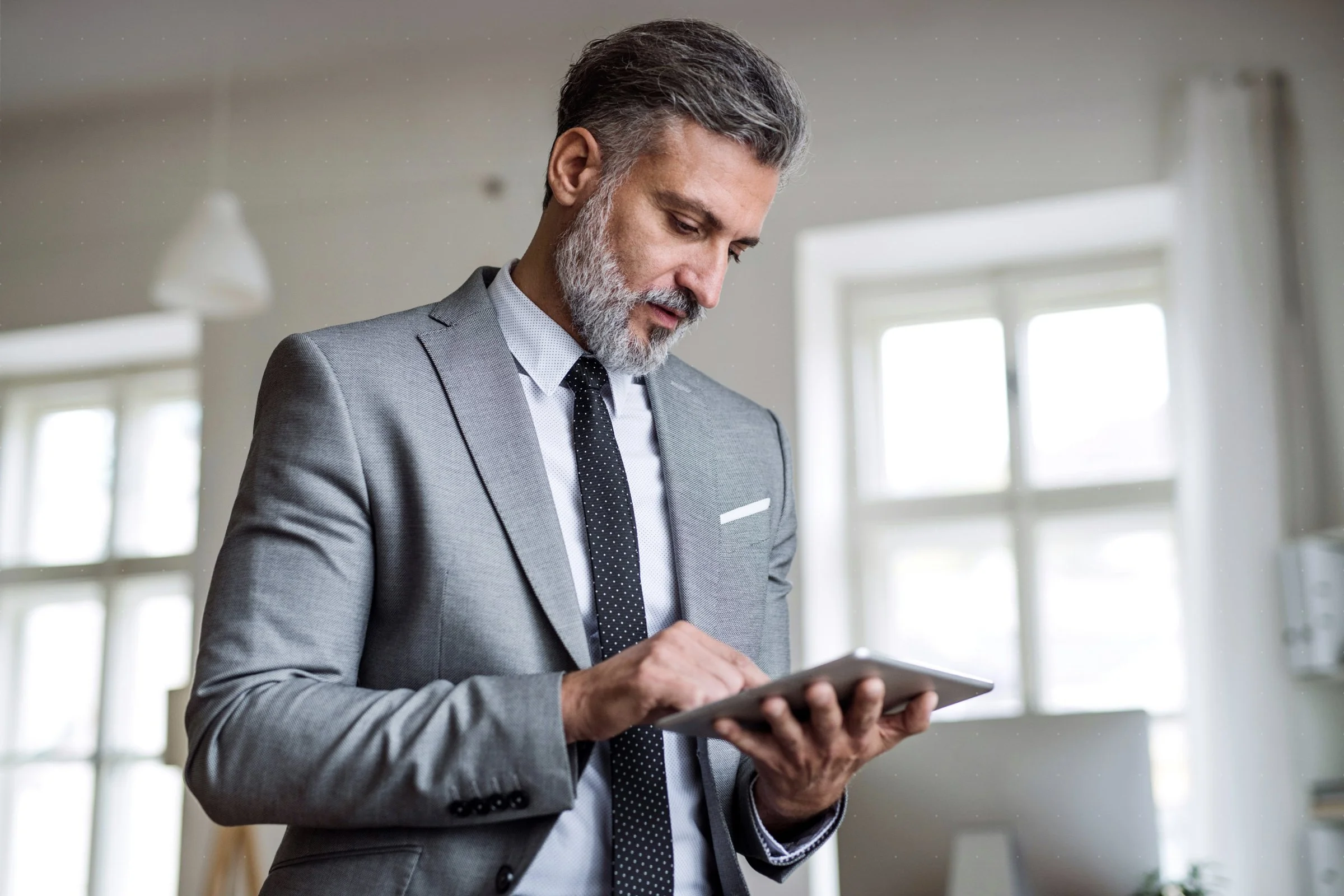 "entre <br> Processus Hérités <br> et Profusion d’Outils,