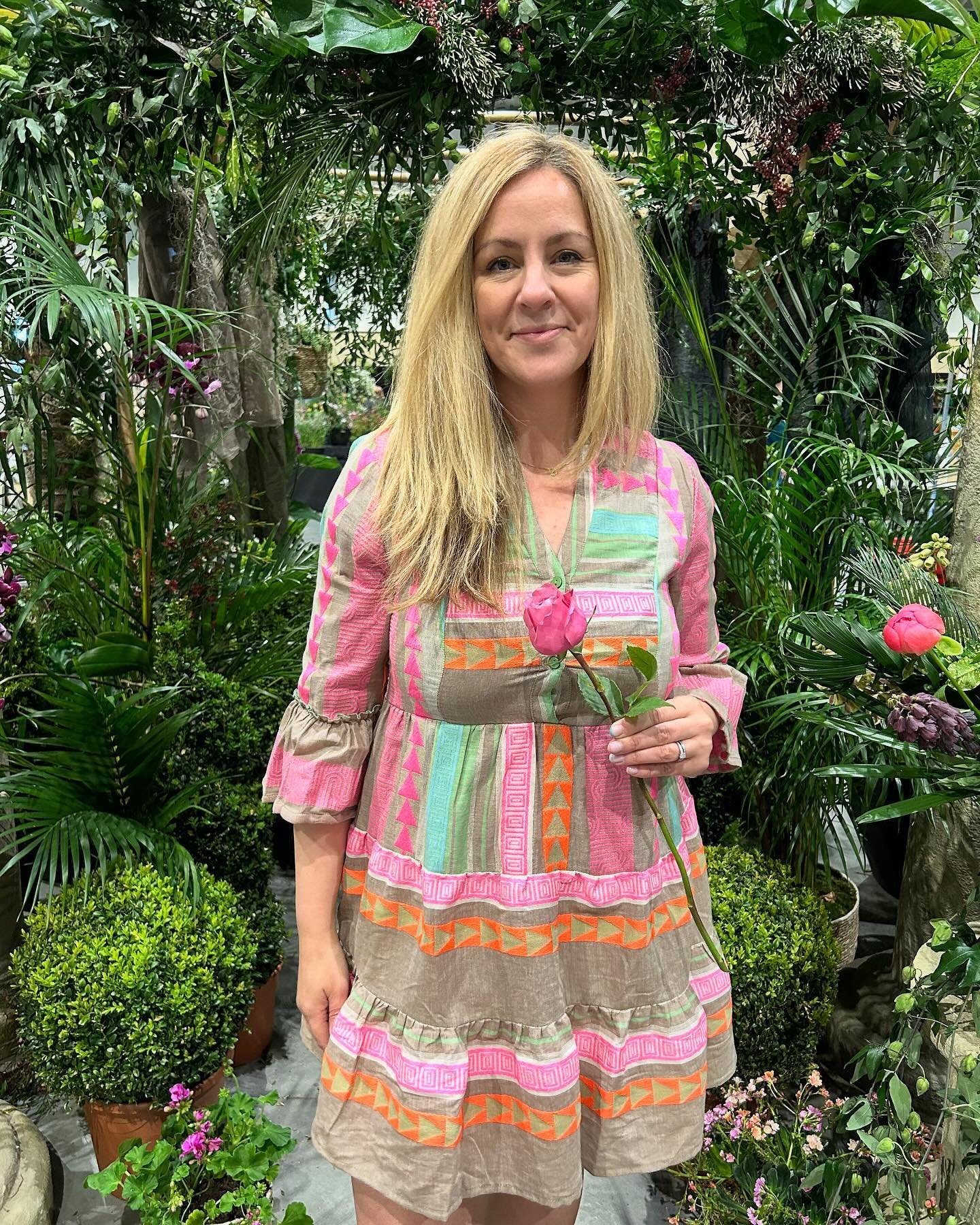 AD Waiting for the warmth&hellip; 
Hello 👋 sunshine ☀️ we are here.. waiting patiently for you.. 
We adore these new summer pieces from our friends @joebrowns which we modelled at @harrogateflowershow today on our beautiful floral installation. We a