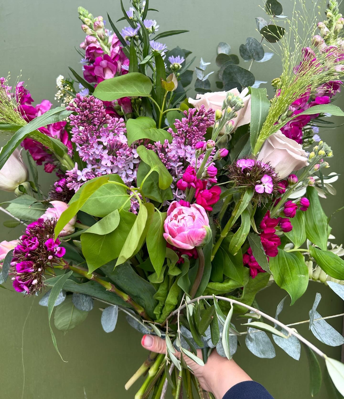 Introduction to floristry we are go!
5 days creating, playing, learning with delicious blooms!
This was Mondays colour choices 🙌
Tomorrow we create our wedding designs.. 
How was your Monday?? 🌱🌿