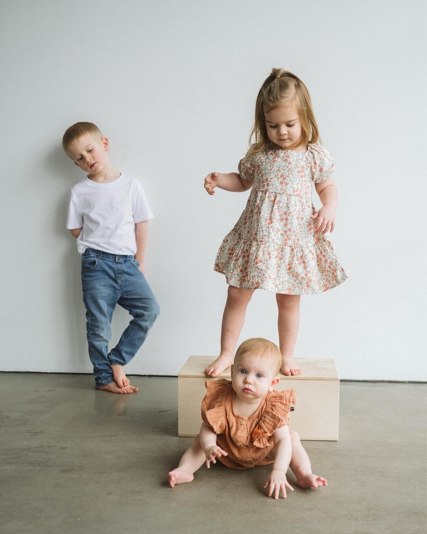 The sweetest simple sibling studio session! (say that 5 times fast) I&rsquo;m excited for warmer temps and outdoor shoots&mdash; in the meantime, give me all the studio sessions 🙌🏻