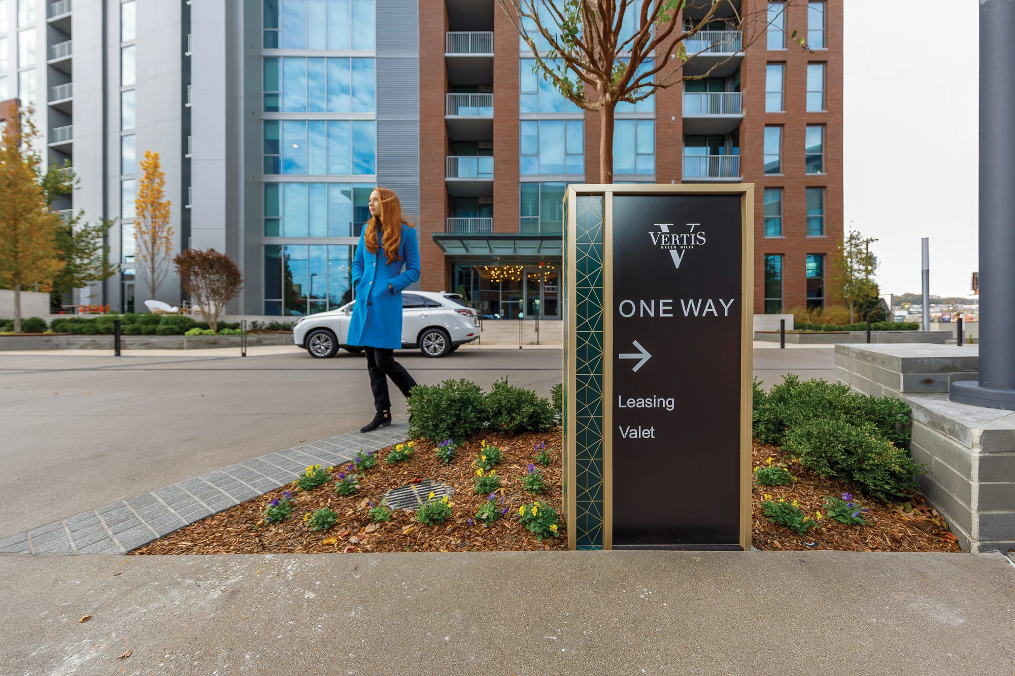 Vertis-Green-Hills_wayfinding-signage_courtyard-one-way