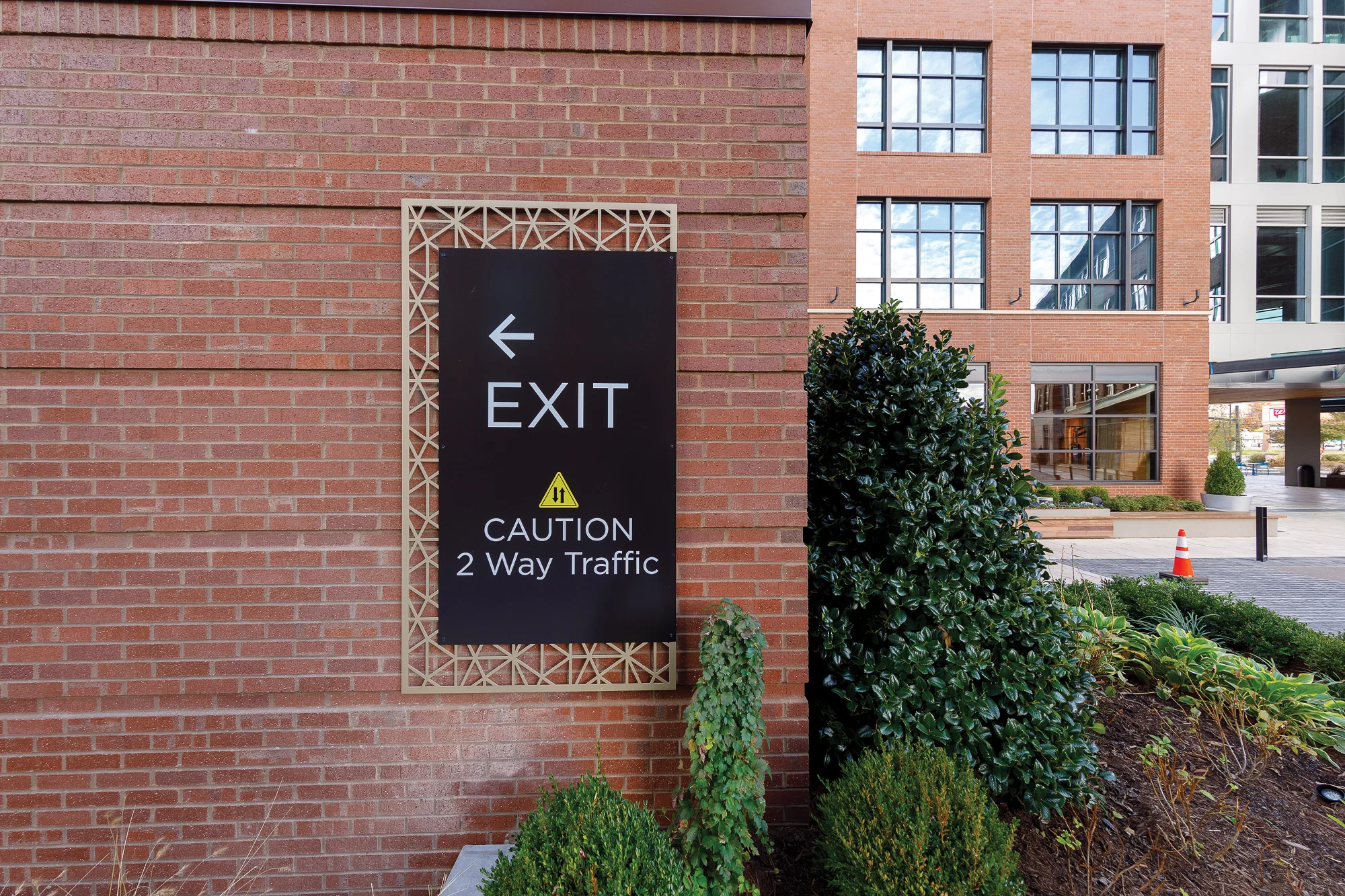 Vertis-Green-Hills_wayfinding-signage_Exit-2-way-traffic_MG_5580_small 2000 px.jpg
