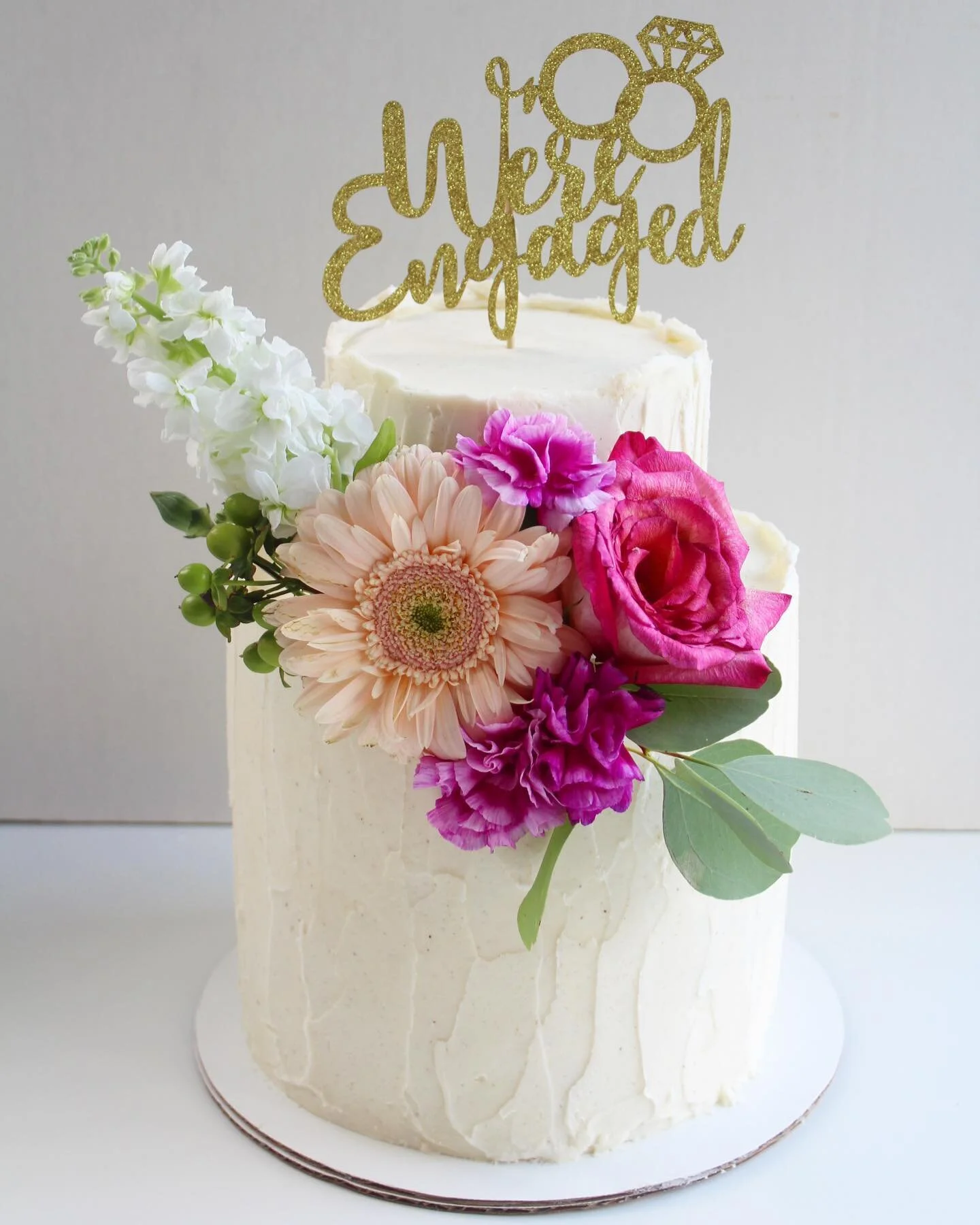 There is not much I love more than a cake with texture and flowers with a pop of color oh and ENGAGEMENTS!!! 🌺🌸🌿🪷💍💎