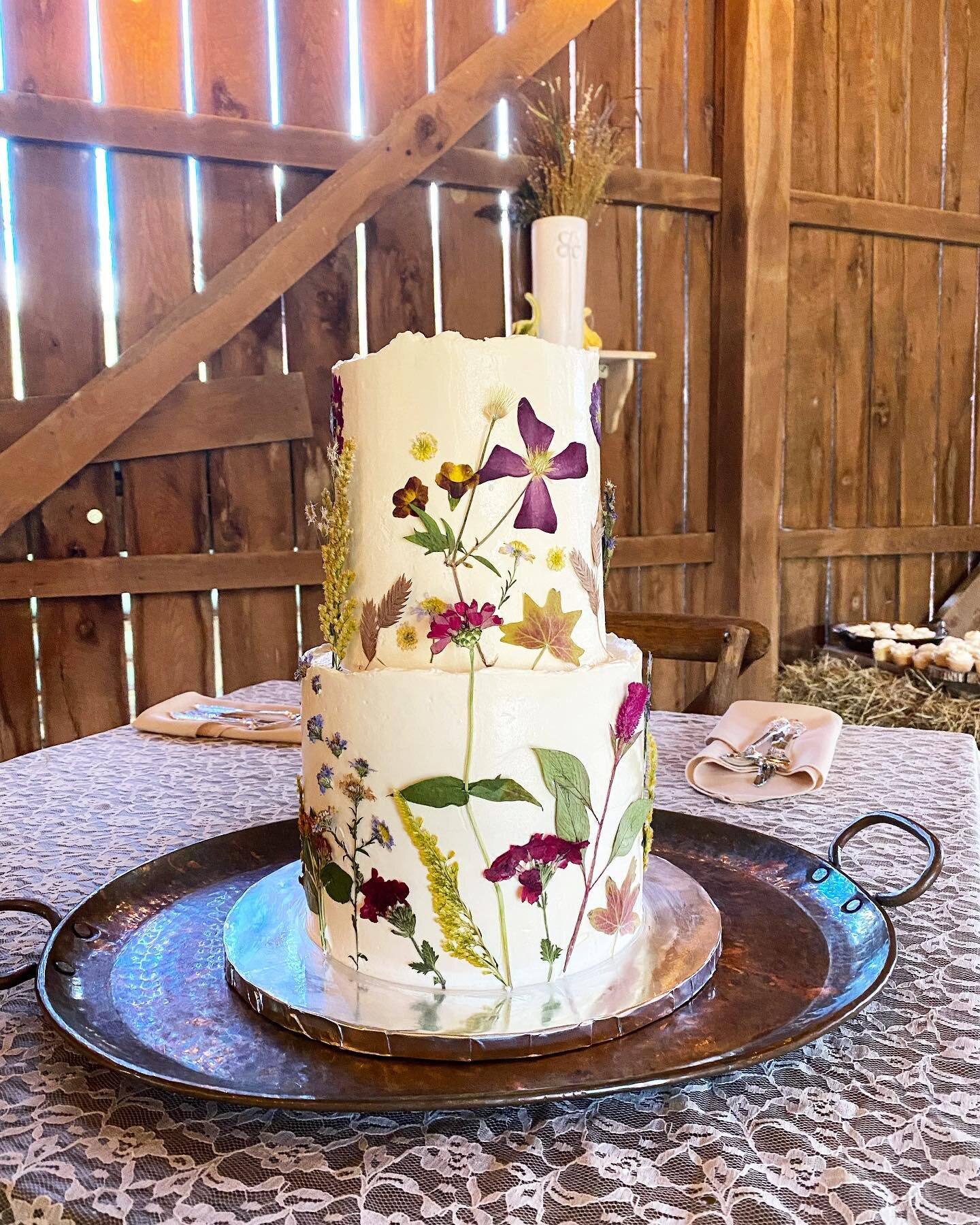 This dried flower trend is one I can definitely get behind! 🌼🌿
A stunning barn wedding with a darling cake to match! ✨✨ 

#fallwedding #october #barnwedding #home #weddingcake #mountainwedding #cakecakecake #buttercream #driedflowers #driedflowerca