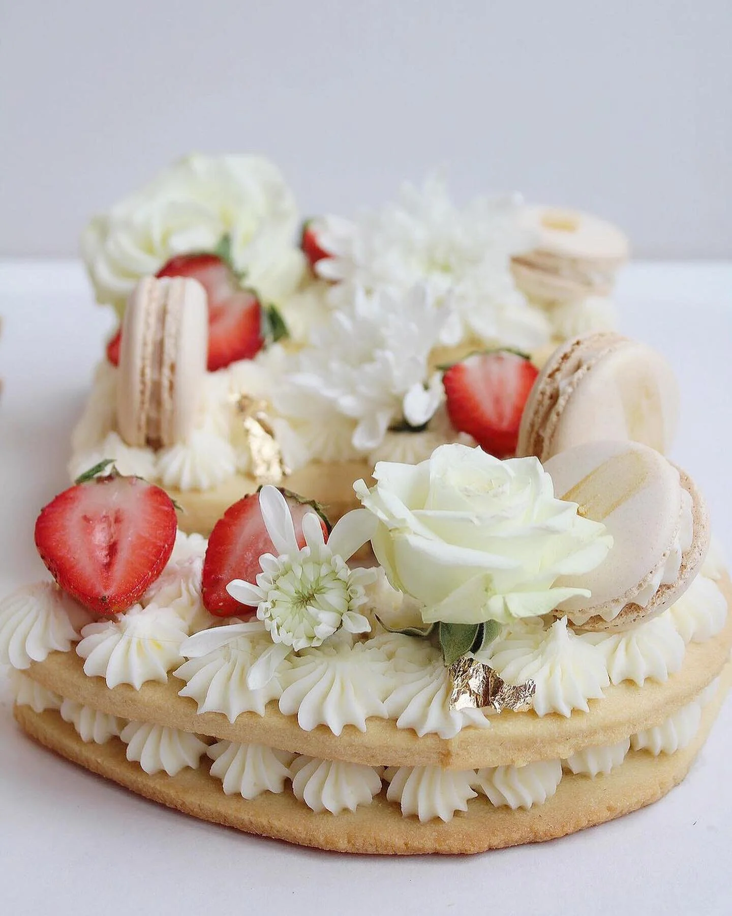L A Y E R S 🍓🌹 
Sometimes you just need to mix up a cake request and give them a stacked shortbread piled high with buttercream, blooms, fruit and macs 😍😍