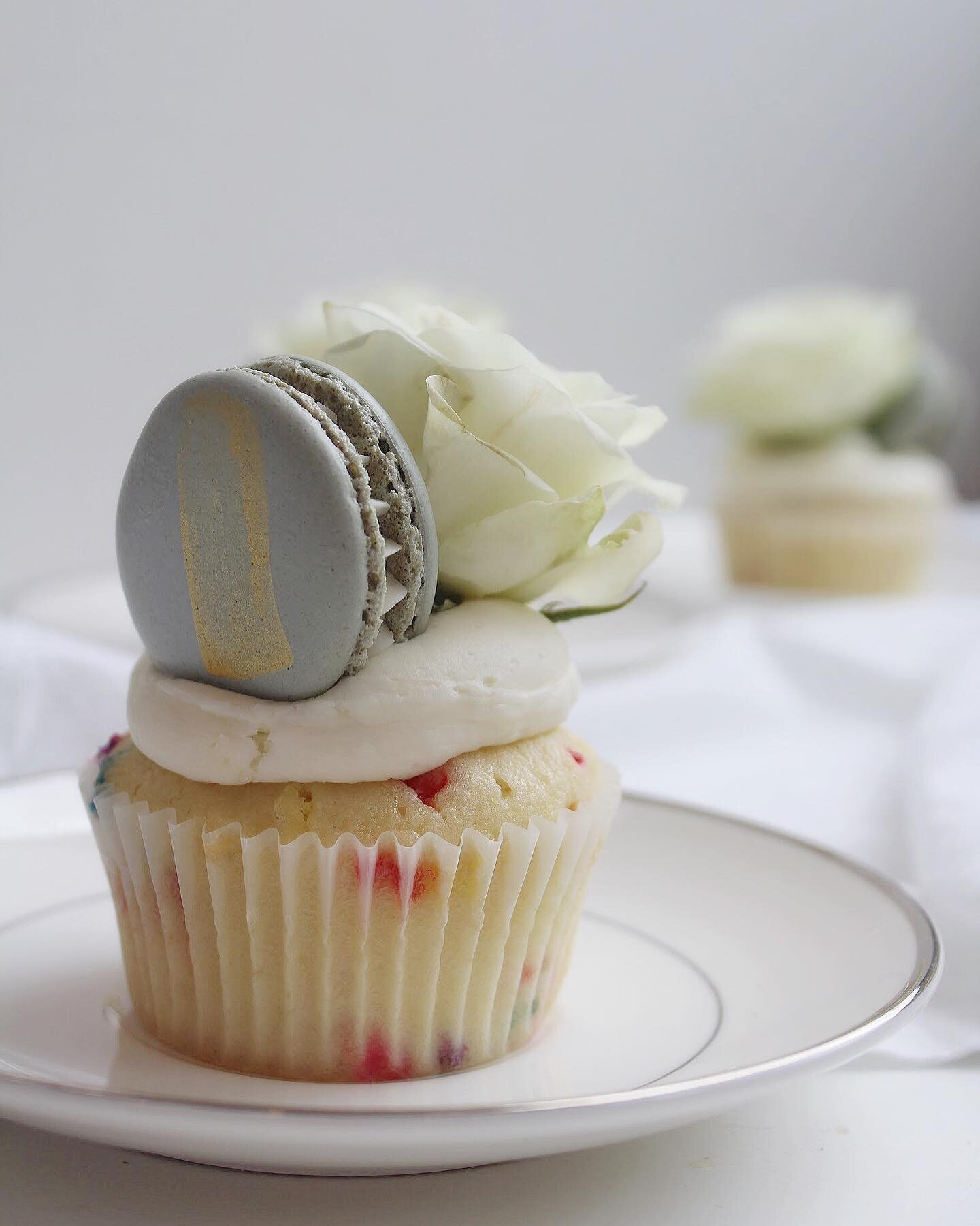 A classic ✨✨
There is something I love about pairing funfetti cupcakes with macarons and flowers. It tells me you are classy - but also like to have fun bc funfetti - duh!!