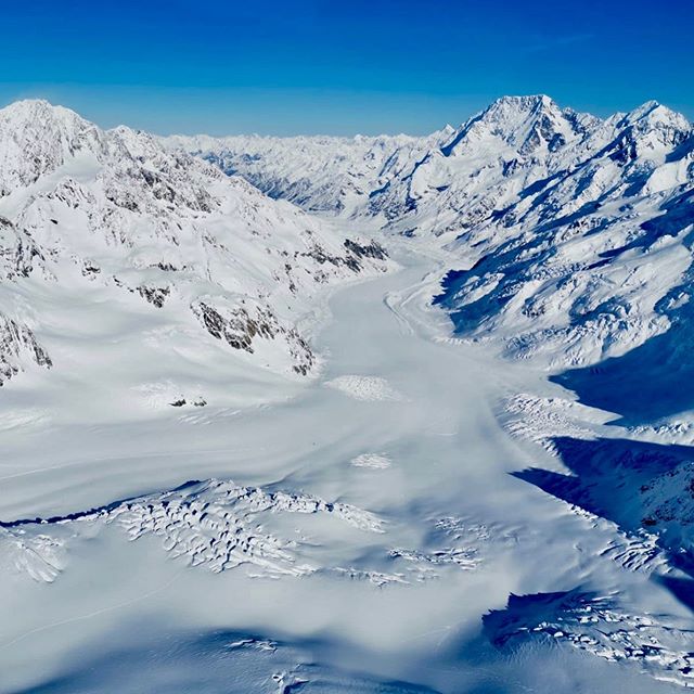 Birdseye view of the Tasman Glacier on a recent @glenorchyair Mt. Cook Scenic Flight. Look closely... can see the helicopter landing?.
.
.
.
In partnership with @mtcookskiplanesandhelis fly from Queenstown and pick your Mt. Cook adventure - take a he