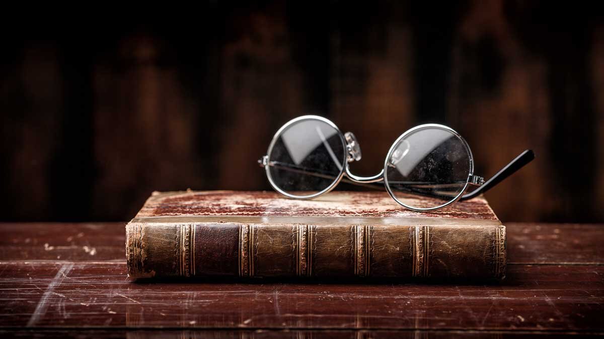 philosophy-slideshow-book-and-glasses.jpg