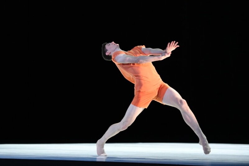  Spectrum. Ballett am Rhein Düsseldorf, with Edvin Somai. Photo Bettina Stöß 