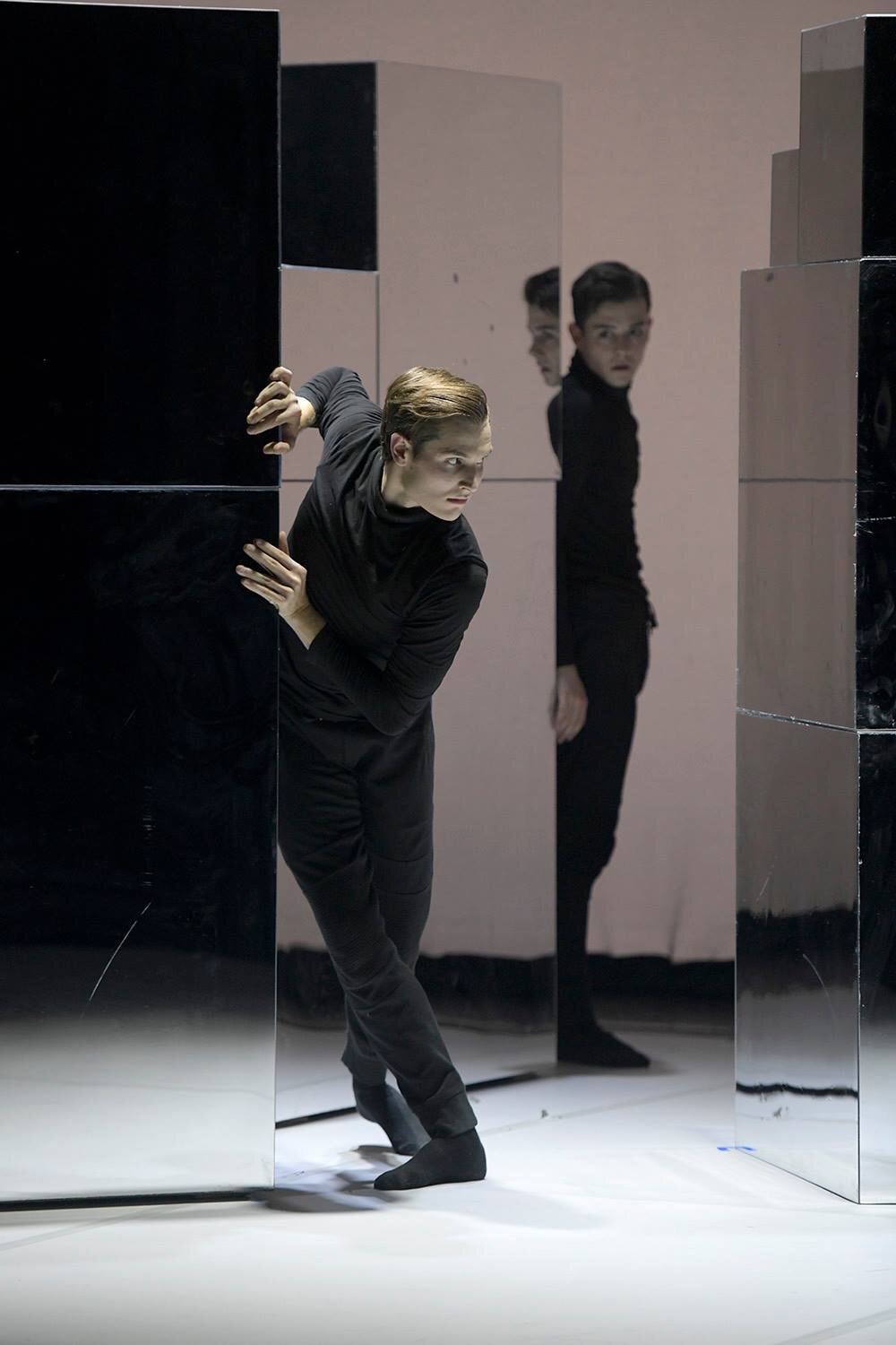   Witnesses.  NRW Junior Ballet Dortmund, with Nikita Zdravkovic &amp; Danny Leger. Photo Bettina Stoess 