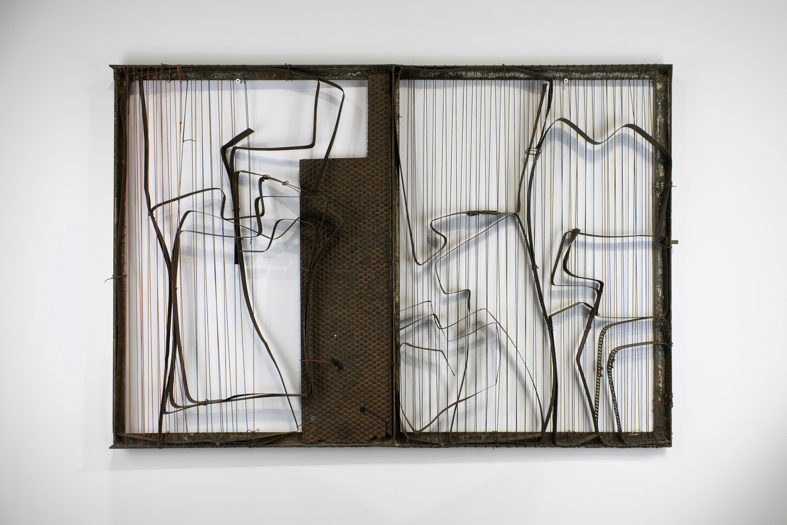 Verónica Vázquez, De la Serie Siluetas, 2018, Iron, wire and thread, 76 x 112 x 5 cm