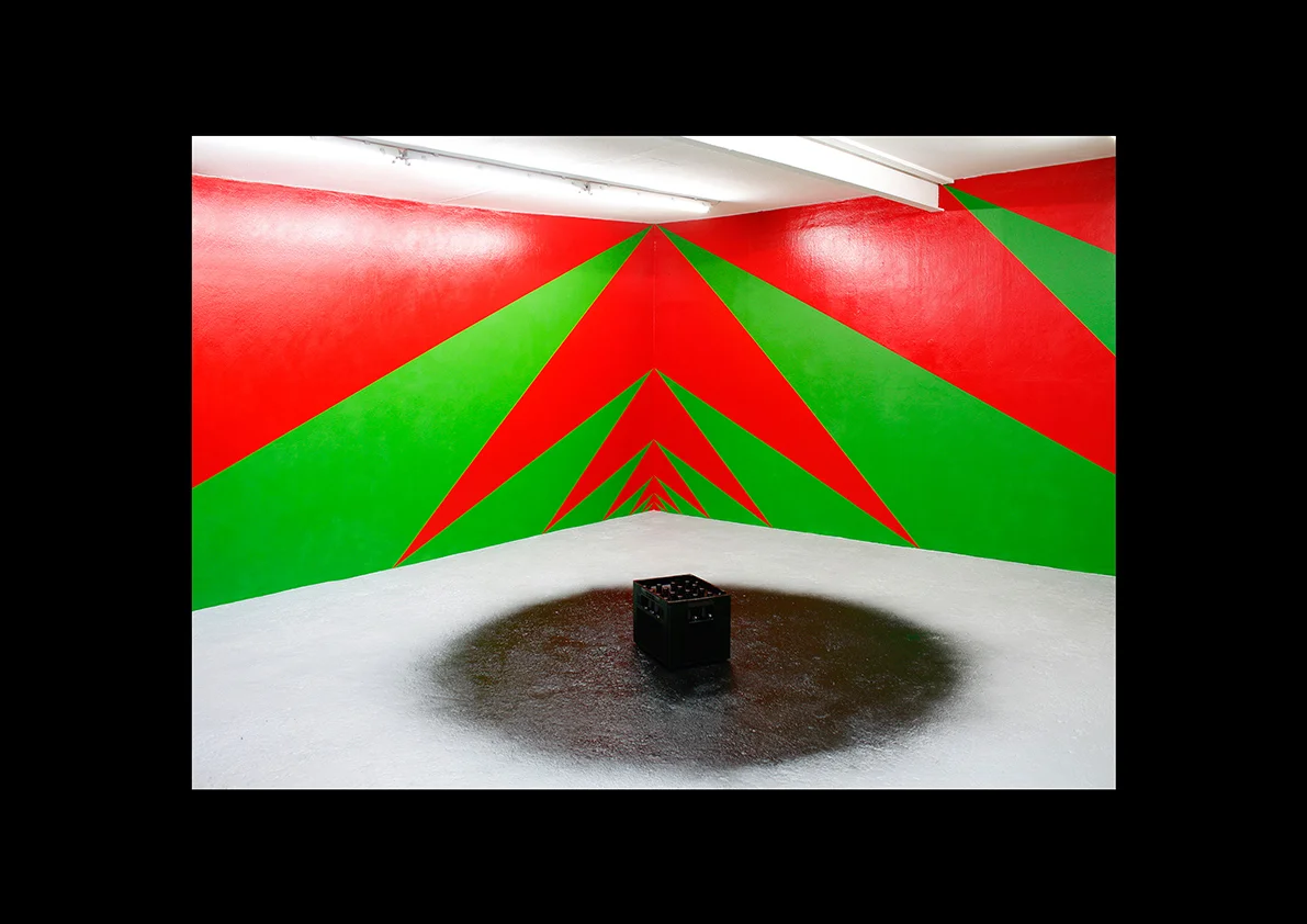 Union, 2015 Lackspray auf Wand 260 x 512 x 512 cm/ Lackspray auf Bierkasten und Boden Ø 200 cm