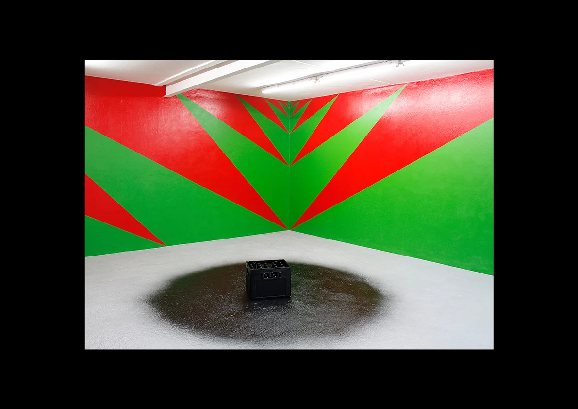 Union, 2015 Lackspray auf Wand 260 x 512 x 512 cm/ Lackspray auf Bierkasten und Boden Ø 200 cm