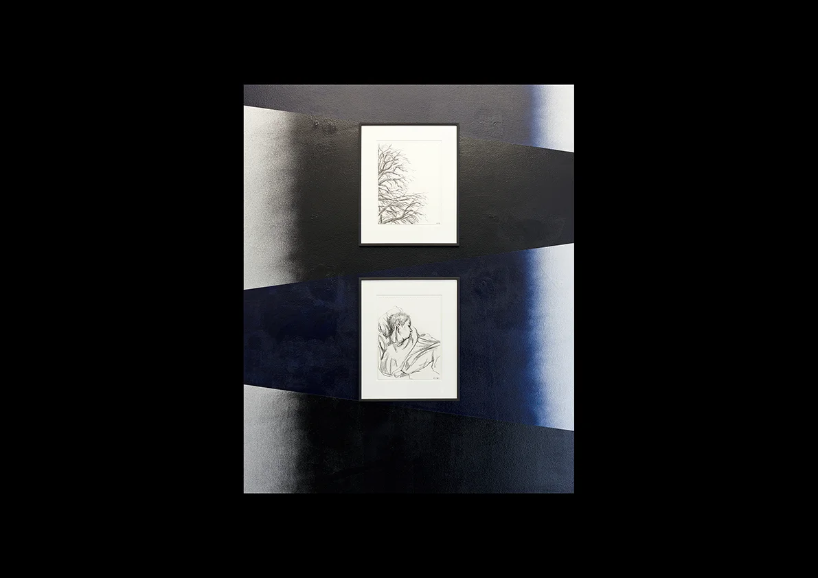 Vortex (Windsäule), 2014 Dispersion und Lackspray auf Wand, 312 x 366 cm/ Zeichnungen: “Winter“-“Isabelle“ 2013 schwarze Kreide auf Papier, 45,5 x 37 cm