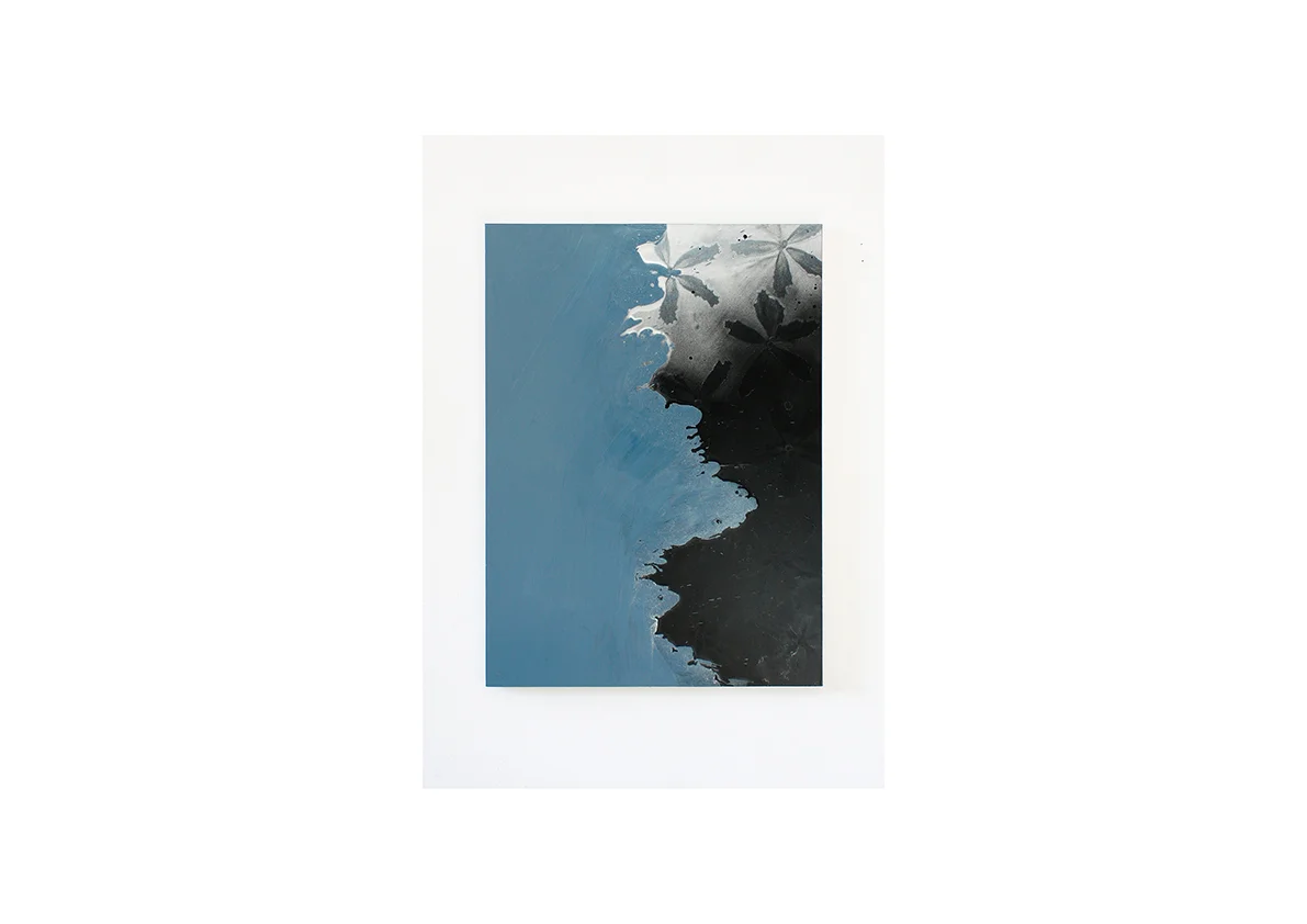 ohne Titel, 2013 Lackspray auf Baumwollstoff 110 x 80 cm