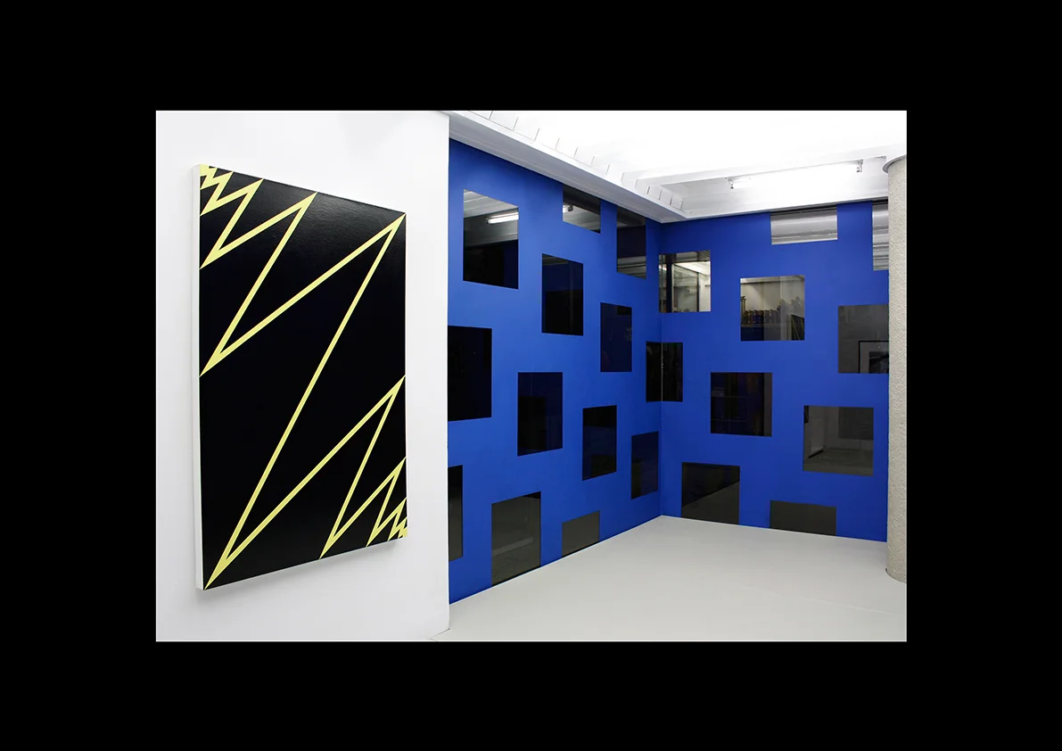 Diplexer, 2011 Mehrwert Aachen Acrylfarbe auf Glas, Innenansicht 160 x 772 cm/ Lightning, 2009 Lackspray auf Baumwollstoff 90 x 60 cm
