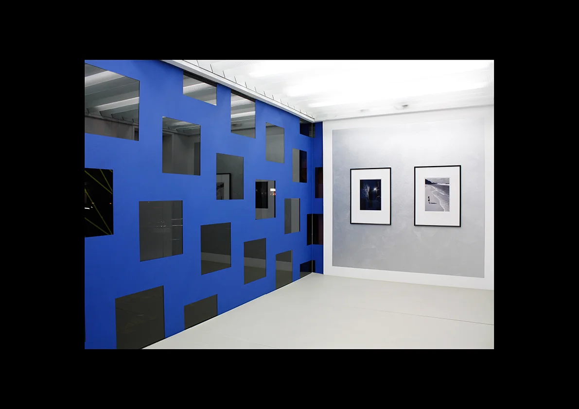 Diplexer, 2011 Mehrwert Aachen Acrylfarbe auf Glas, Innenansicht 160 x 772 cm/ Fotografien auf Wandmalerei