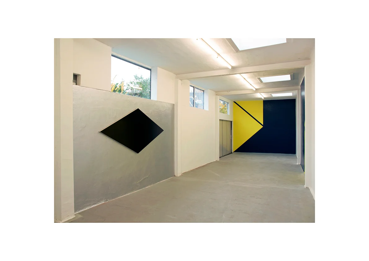 Essenz, 2007/ Sturz I, 2007 Lack auf Baumwollstoff 250 x 110 cm auf Wandmalerei/ Wandmalerei 325 x 375 cm