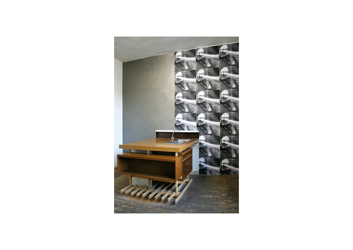 ohne Titel (Vulgar Display of Power), 2006 Acrylfarbe auf Wand 330 x 360 cm, S/W – Kopien plakatiert, 16 Teile je 60 x 60 cm