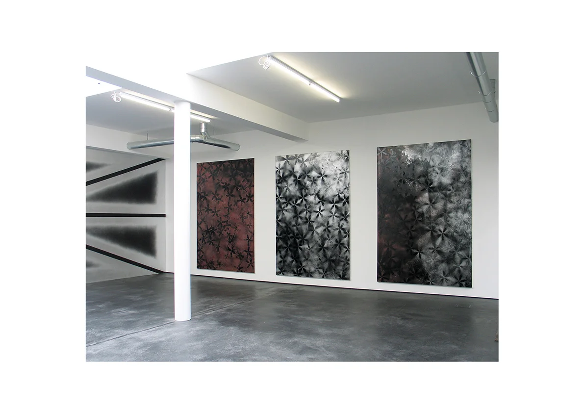 Ohne Angst Ohne Hoffnung, Ausstellungsansicht Galerie Markus Winter, Berlin 2006 Ohne Titel, 2004 Lackspray auf Baumwollstoff je 295 x 195 cm