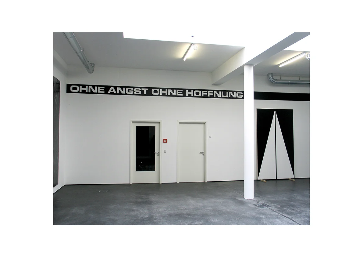 Ohne Angst Ohne Hoffnung, 2006 Dispersion auf Wand 30 x 1000 cm Gemälde 260 x 150 cm