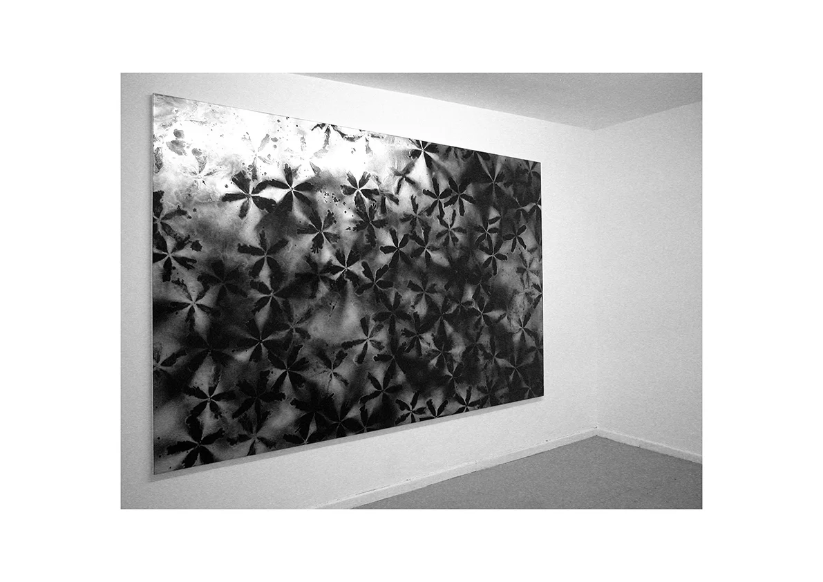 Mädchen auf der Flucht, 2004 Lackspray auf Baumwollstoff 295 x 195 cm