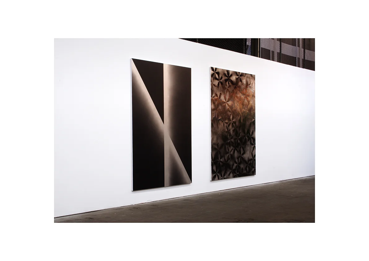 Berliner Kunstsalon, 2005 Ohne Titel, 2005 Lackspray auf Baumwollstoff 220 x 150 cm/ 230 x 165 cm (v. l. n. r.)