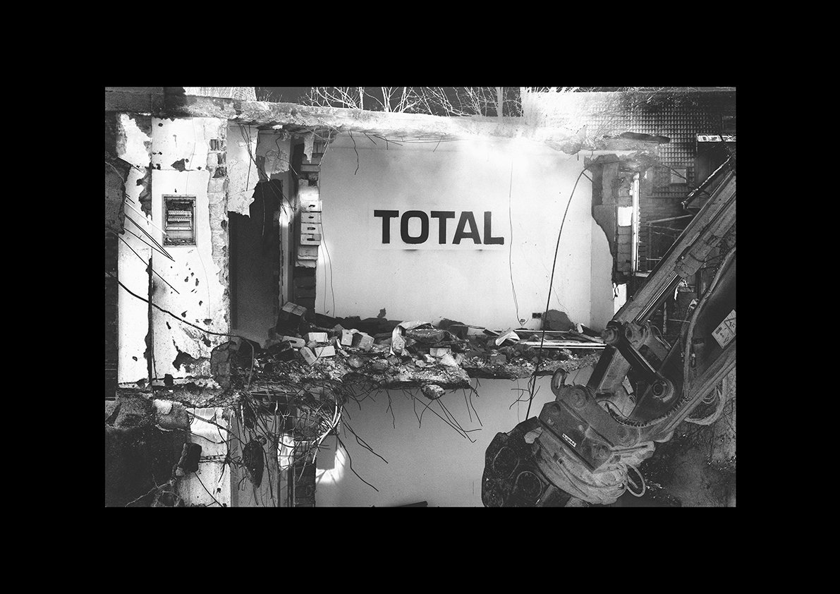  Total, 2025  Lackspray auf Wand 