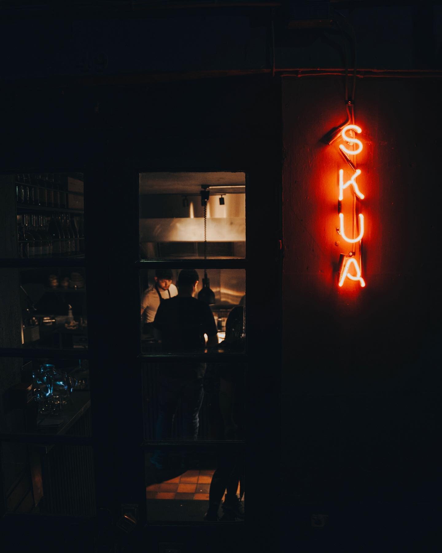 🕊️ S K U A 🕊️
.
Enter the undisputed Champion - clear Glass, Neon fill. @skua.scot went for the best (in our humble option) neon option of all time. Classy, classic and dripping with that oh so sweet hazy glow 🚨🚨.
.
These shots really capture the