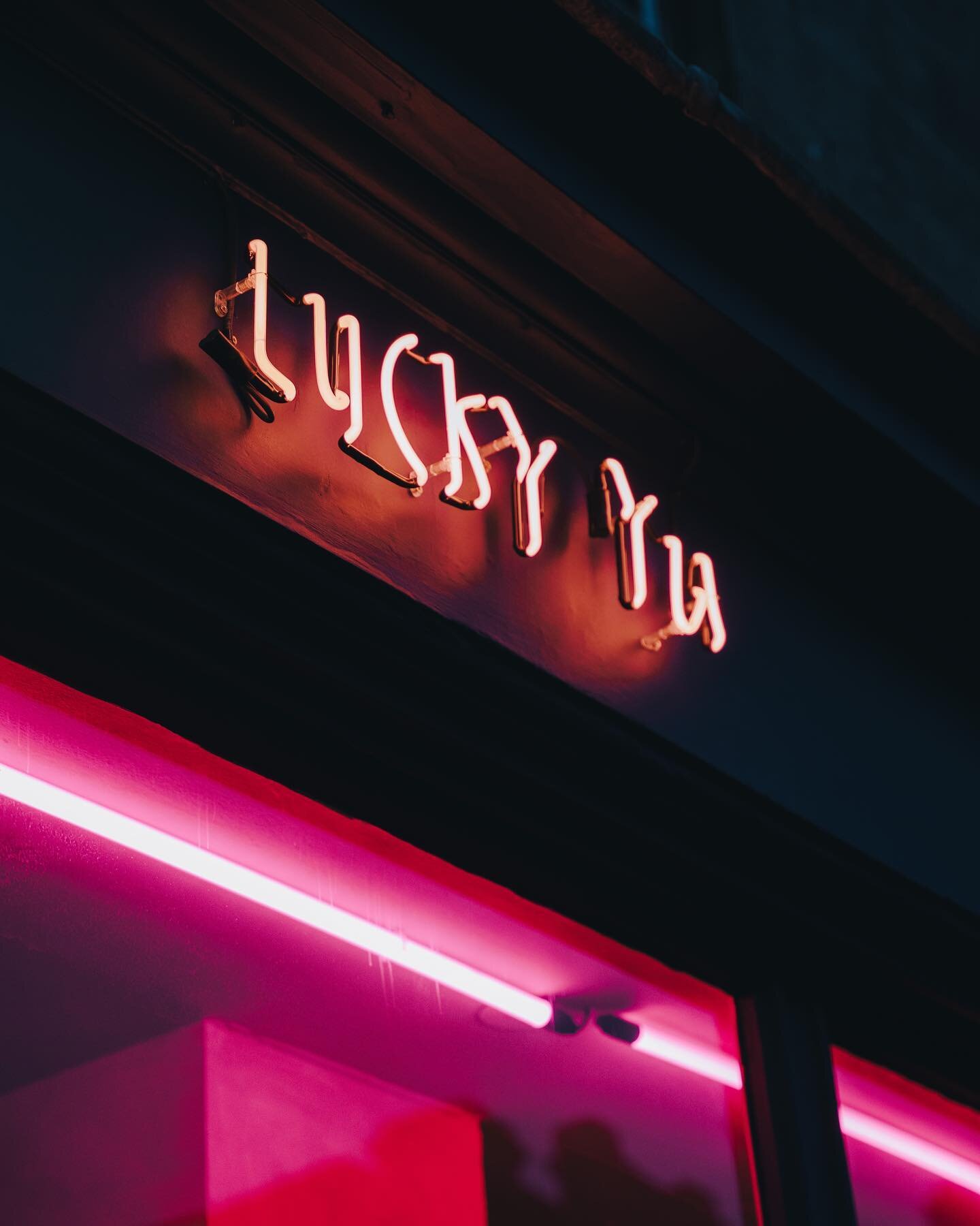 🤞🏼LUCKY YU - LUCKY ME 🤞🏼
.
Fine stuff for local legends @luckyyuedinburgh . Their new place on Broughton St hit all the right notes - super vibey ⚡️.
.
Lightbox, a new Neon and an old Neon
.
Stay Lucky 🤞🏼
.
#signs #signage #neons #neonsign #neo