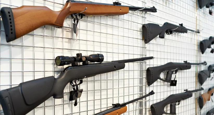 Le gouvernement Legault proposera des assouplissements au registre des armes à feu