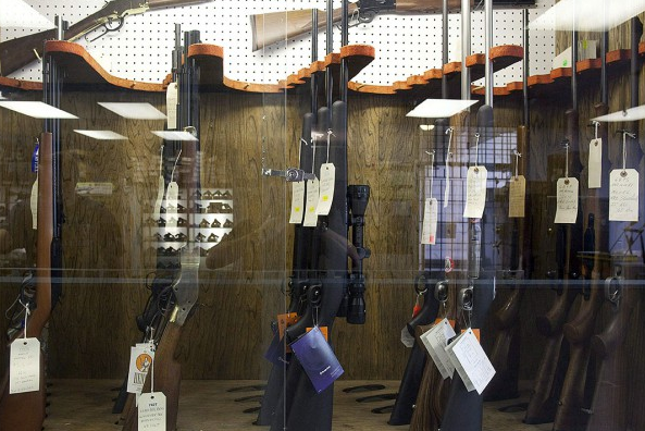 Québec assouplit la loi sur le registre des armes