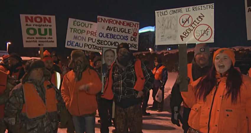 Caucus de la CAQ à Gatineau : des propriétaires d'armes à feu manifestent contre le registre