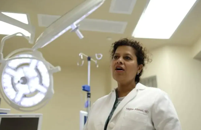 Une chirurgienne qui a sauvé des victimes d’une fusillade visée par un lobby d’armes à feu