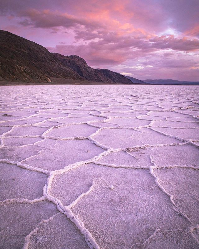 I saw one the most amazing sunsets in @deathvalleynps 🌅- here&rsquo;s one pic from that moment at the Badwater Basin 😍🌵!.
.
.
#deathvalley #nationalparks #badwaterbasin #saltflats #sunsetphotography #purple #sonya7riii #folkpurple #mothernature #n
