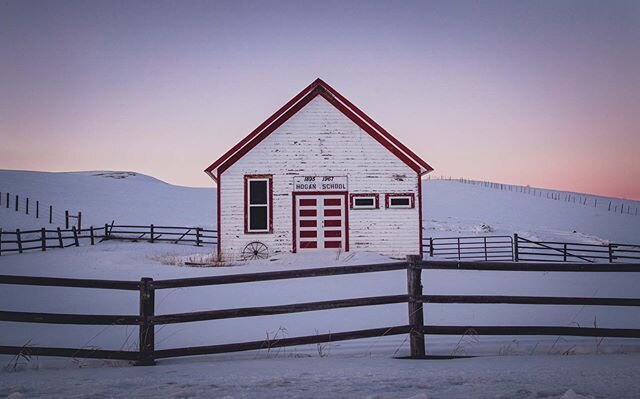 It&rsquo;s been a while but I&rsquo;m back ! - Amazing colours over this old wooden school in Montana 🌅.
.
.
#travelmontana #sunset #snow #oldschool