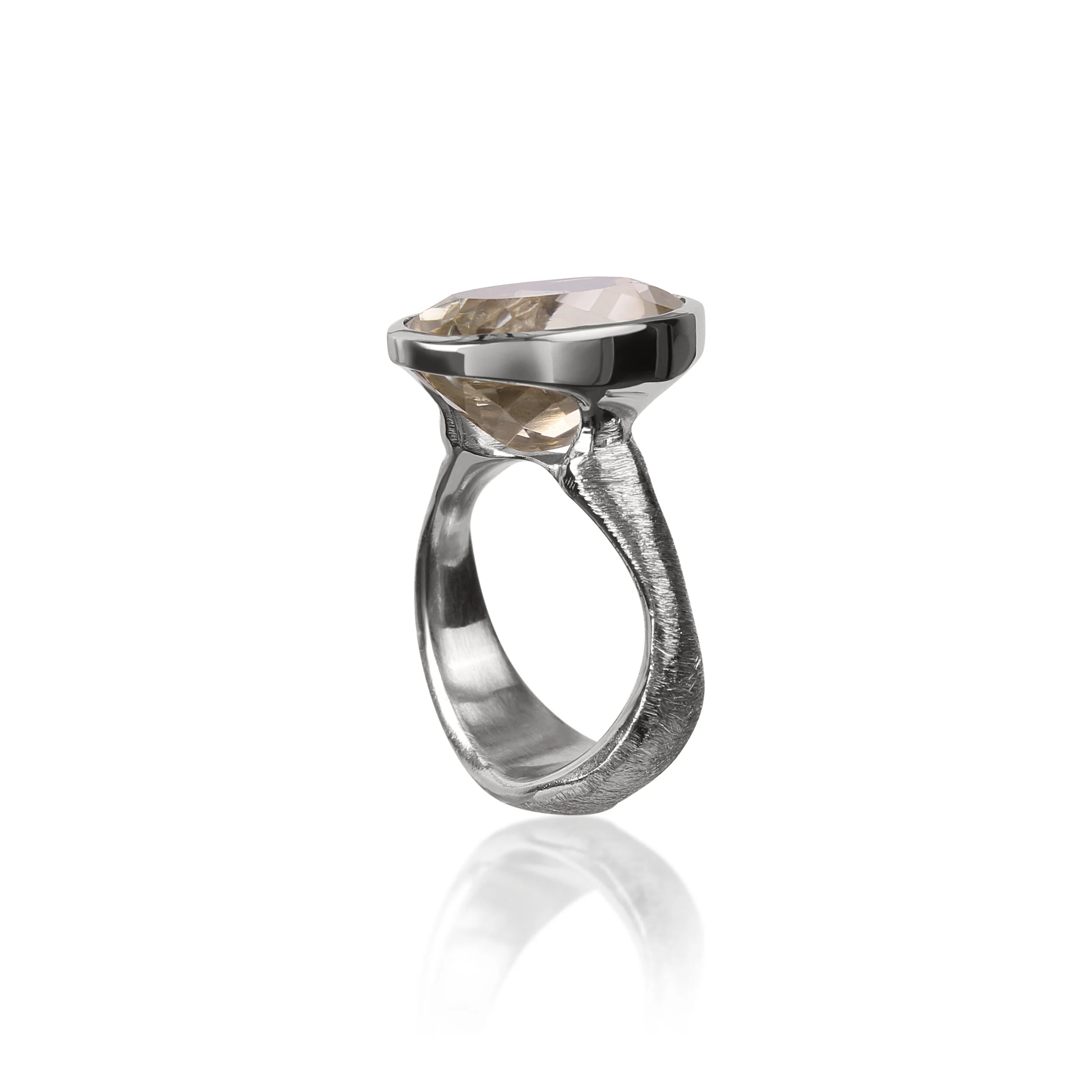 Big root ring with Prasiolite